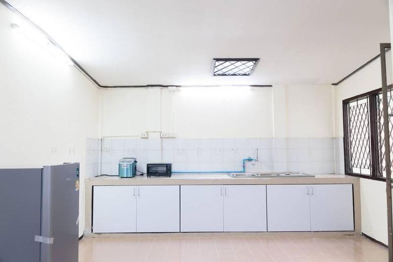4 BR townhouse, Bangkok, Samsen Nok, Huai Khwang, Bangkok, 4 Bedrooms, 220 sqm, Townhouse For Sale, by Phoom Imruangsri, 500657753 - DDproperty.com