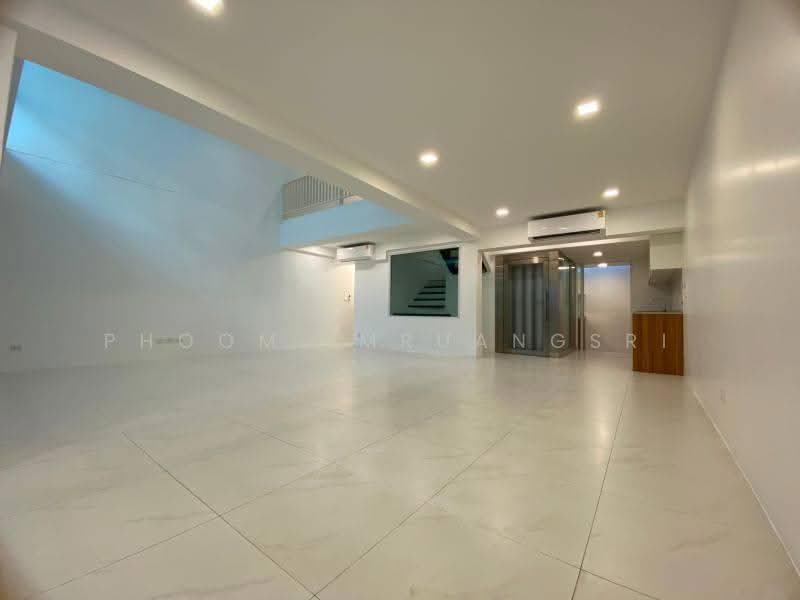 3-BR Townhouse, Bangkok, Khlongtoei Nua, Watthana, Bangkok, 3 Bedrooms, 350 sqm, Townhouse For Rent, by Phoom Imruangsri, 500657834 - DDproperty.com