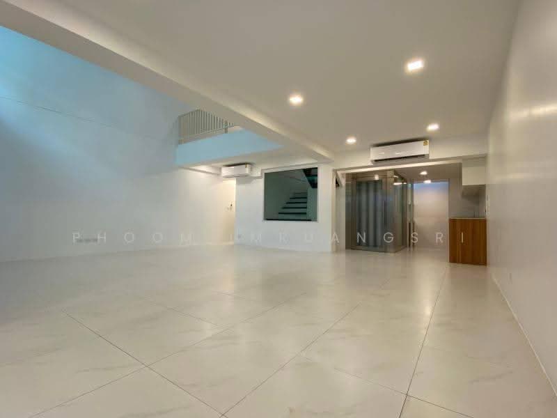 ทาวน์เฮ้าส์ 3-ห้องนอน, กรุงเทพ, คลองเตยเหนือ, วัฒนา, กรุงเทพ, 350 ตร.ม., ทาวน์เฮ้าส์ ให้เช่า, โดย Phoom Imruangsri, 500657834 - DDproperty.com