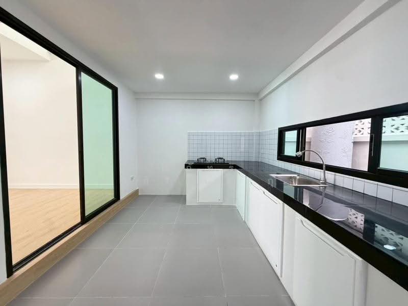 ขายบ้านทาวน์เฮาส์ 4ชั้นเล่นระดับ รีโนเวทใหม่ทั้งหลัง 4ห้องนอน ปากเกร็ด นนทบุรี (TH8-9826), Nonthaburi, Pak Kret, Nonthaburi, 4 Bedrooms, 240 sqm, Townhouse For Sale, by ณภัทร พรสิริเมธากุล, 500657943 - DDproperty.com