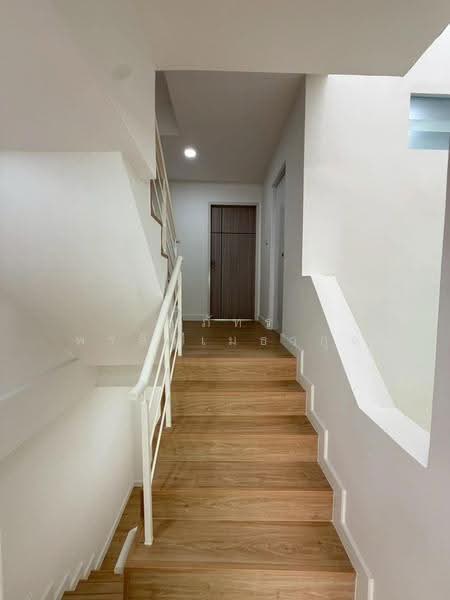 ขายบ้านทาวน์เฮาส์ 4ชั้นเล่นระดับ รีโนเวทใหม่ทั้งหลัง 4ห้องนอน ปากเกร็ด นนทบุรี (TH8-9826), Nonthaburi, Pak Kret, Nonthaburi, 4 Bedrooms, 240 sqm, Townhouse For Sale, by ณภัทร พรสิริเมธากุล, 500657943 - DDproperty.com