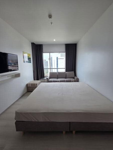 Life Ratchadapisek, Bangkok, 279 Ratchadapisaek Road, Huai Khwang, Bangkok, 2 Bedrooms, 65 sqm, Condo For Rent, by Charinthip Phungalong, 500658102 - DDproperty.com