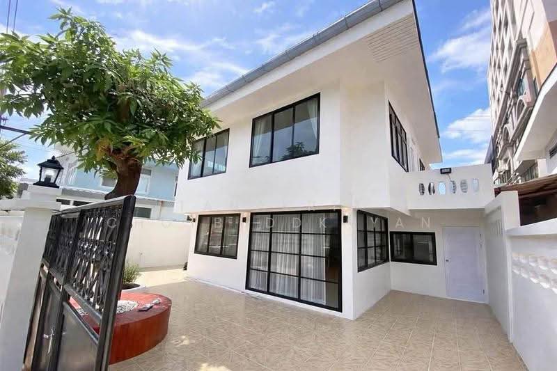 5-BR House, Bangkok, Din Daeng, Bangkok, 5 Bedrooms, 410 sqm, Single Detached House For Rent, by Tanakrit Chotbuddkayan, 500659540 - DDproperty.com