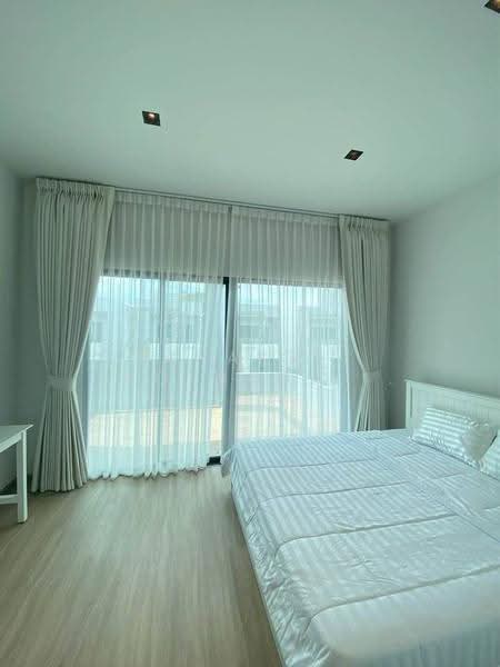 4 BR townhouse, Bangkok, Huai Khwang, Bangkok, 4 Bedrooms, 250 sqm, Townhouse For Rent, by Tanakrit Chotbuddkayan, 500659553 - DDproperty.com