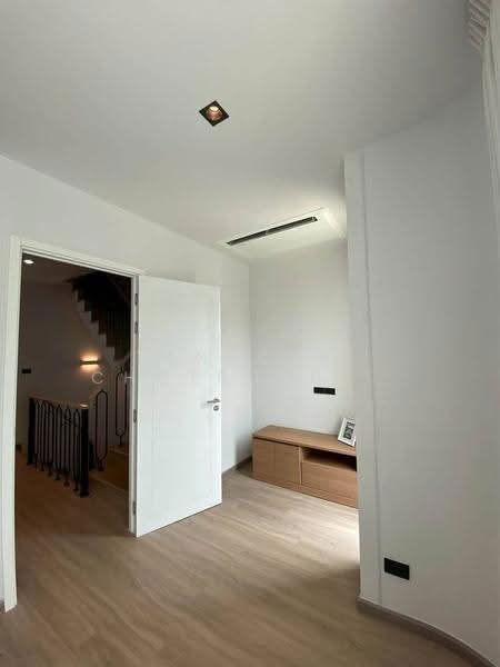4 BR townhouse, Bangkok, Huai Khwang, Bangkok, 4 Bedrooms, 250 sqm, Townhouse For Rent, by Tanakrit Chotbuddkayan, 500659553 - DDproperty.com