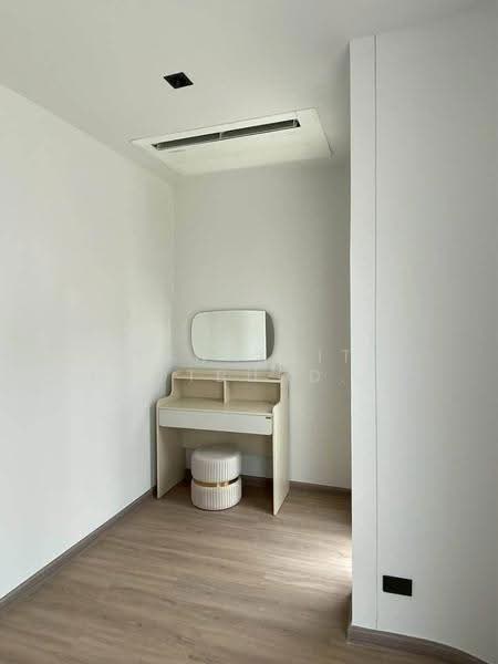 4 BR townhouse, Bangkok, Huai Khwang, Bangkok, 4 Bedrooms, 250 sqm, Townhouse For Rent, by Tanakrit Chotbuddkayan, 500659553 - DDproperty.com