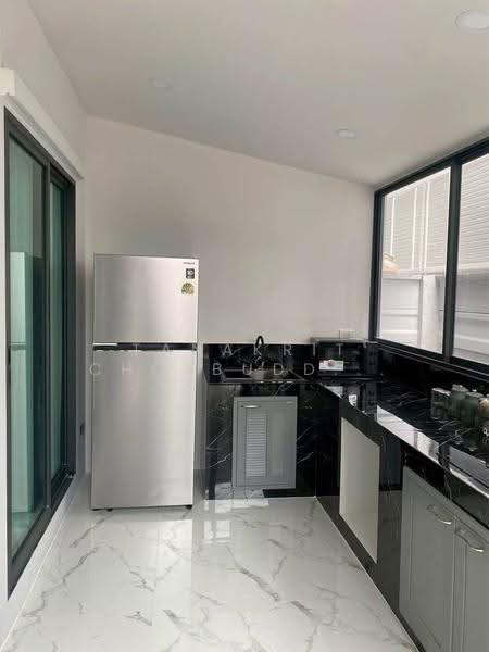 4 BR townhouse, Bangkok, Huai Khwang, Bangkok, 4 Bedrooms, 250 sqm, Townhouse For Rent, by Tanakrit Chotbuddkayan, 500659553 - DDproperty.com