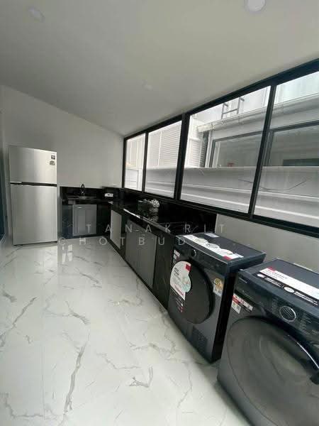 4 BR townhouse, กรุงเทพ, ห้วยขวาง, กรุงเทพ, 250 ตร.ม., ทาวน์เฮ้าส์ ให้เช่า, โดย Tanakrit Chotbuddkayan, 500659553 - DDproperty.com