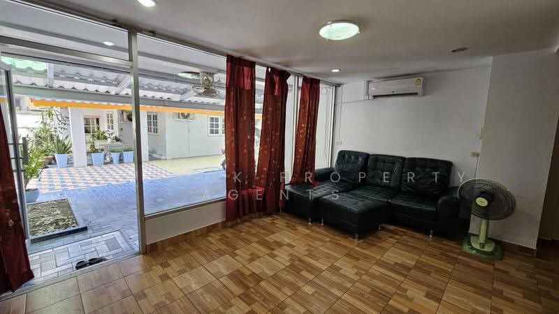 Townhouse 4 beds PhromPhong, Bangkok, Khlong Tan Nua, Watthana, Bangkok, 4 Bedrooms, 180 sqm, Townhouse For Rent, by BANGKOK PROPERTY AGENTS, 500659593 - DDproperty.com