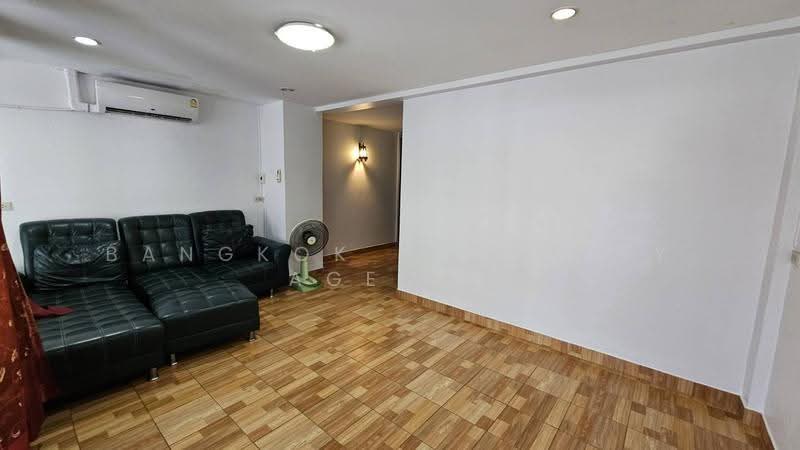 Townhouse 4 beds PhromPhong, Bangkok, Khlong Tan Nua, Watthana, Bangkok, 4 Bedrooms, 180 sqm, Townhouse For Rent, by BANGKOK PROPERTY AGENTS, 500659593 - DDproperty.com