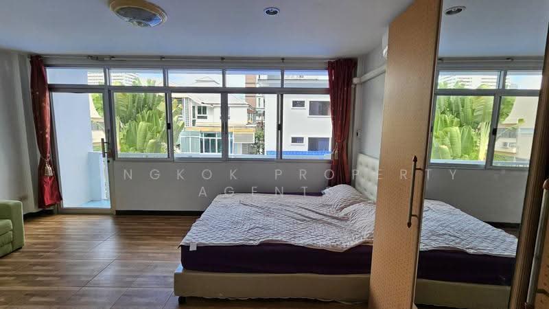 Townhouse 4 beds PhromPhong, Bangkok, Khlong Tan Nua, Watthana, Bangkok, 4 Bedrooms, 180 sqm, Townhouse For Rent, by BANGKOK PROPERTY AGENTS, 500659593 - DDproperty.com