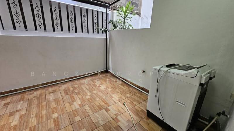 Townhouse 4 beds PhromPhong, Bangkok, Khlong Tan Nua, Watthana, Bangkok, 4 Bedrooms, 180 sqm, Townhouse For Rent, by BANGKOK PROPERTY AGENTS, 500659593 - DDproperty.com
