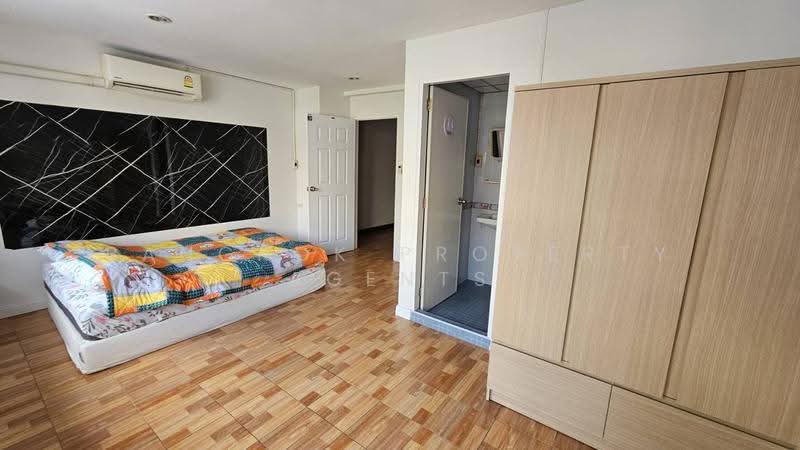 4-BEDROOM TOWNHOUSE IN PHROM PHONG, Bangkok, Khlong Tan Nua, Watthana, Bangkok, 4 Bedrooms, 180 sqm, Townhouse For Rent, by BANGKOK PROPERTY AGENTS, 500659623 - DDproperty.com