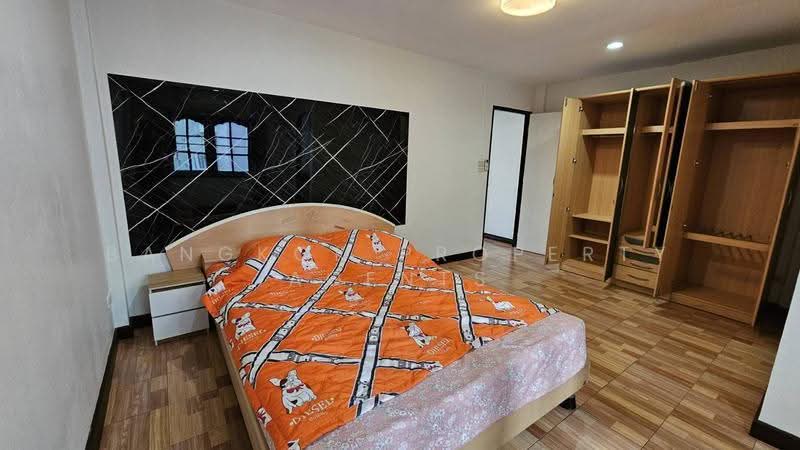 4-BEDROOM TOWNHOUSE IN PHROM PHONG, Bangkok, Khlong Tan Nua, Watthana, Bangkok, 4 Bedrooms, 180 sqm, Townhouse For Rent, by BANGKOK PROPERTY AGENTS, 500659623 - DDproperty.com