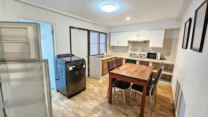 4-BEDROOM TOWNHOUSE IN PHROM PHONG, Bangkok, Khlong Tan Nua, Watthana, Bangkok, 4 Bedrooms, 180 sqm, Townhouse For Rent, by BANGKOK PROPERTY AGENTS, 500659623 - DDproperty.com