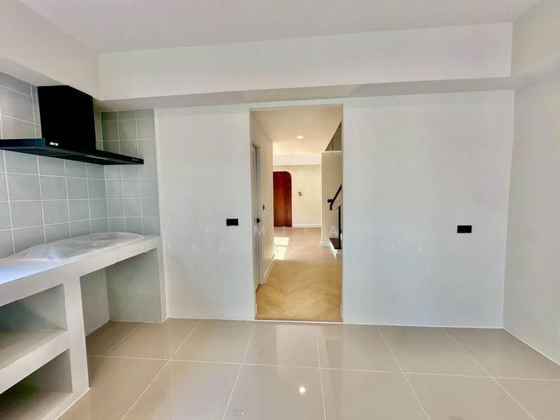 3 BR townhouse, กรุงเทพ, ลาดพร้าว, กรุงเทพ, 200 ตร.ม., ทาวน์เฮ้าส์ ขาย, โดย Pemika Aukkaraleekul, 500663597 - DDproperty.com