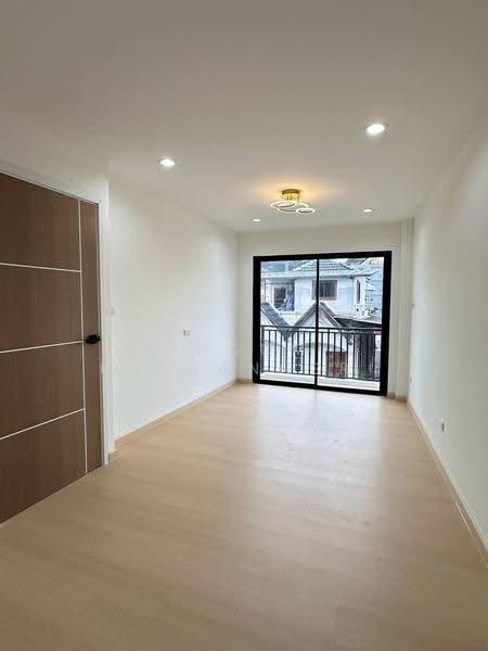 4-BR Townhouse, Bangkok, Huai Khwang, Bangkok, 4 Bedrooms, 226 sqm, Townhouse For Sale, by Phoom Imruangsri, 500664656 - DDproperty.com