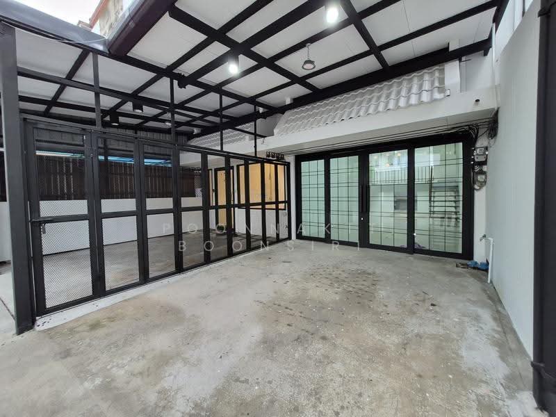 Commercial building for rent, Sukhumvit 66/1, near BTS Udom Suk, Bangkok, สุขุมวิท, Bang Na Nuea, Bang Na, Bangkok, , 200 sqm, Shophouse For Rent, by Poonnakit Boonsiri, 500667296 - DDproperty.com