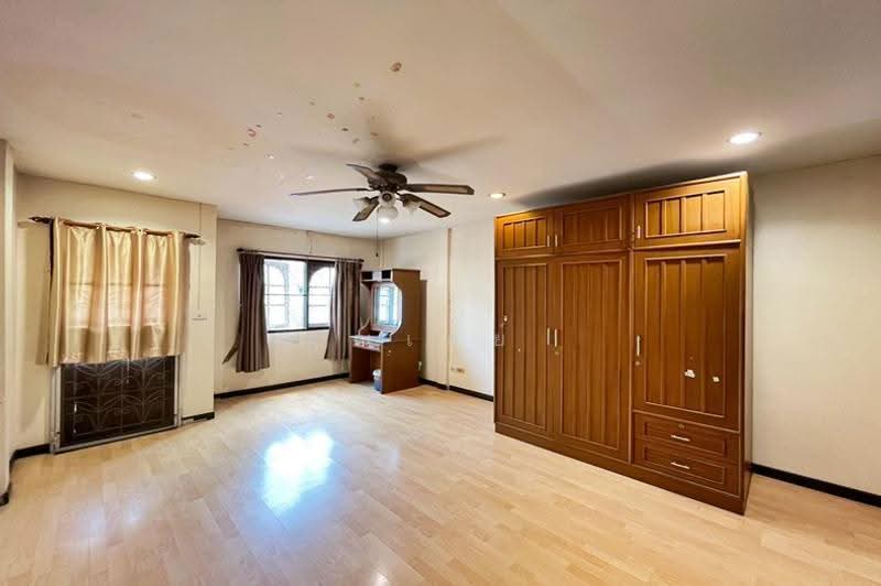 Moobaan The Master Royal, Soi Chaloem Phrakiat 53, Bangkok, Phatthanakan Road, Prawet, Bangkok, 2 Bedrooms, 120 sqm, Townhouse For Sale, by คุณเดย์, 500667923 - DDproperty.com
