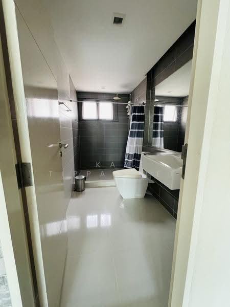 Baan Klang Muang Ratchayothin, Bangkok, 464 Phahonyothin Alley, Sena Nikhom, Chatuchak, Bangkok, 3 Bedrooms, 195 sqm, Townhouse For Sale, by Kay Tippayanet, 500668105 - DDproperty.com