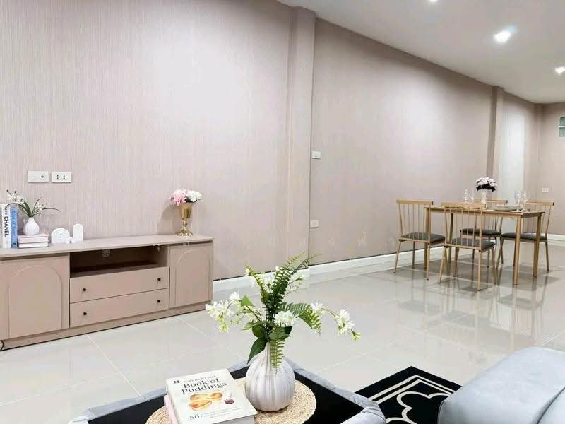 ขายทาวน์โฮมรีโนเวทใหม่ ม.บูรพาแลนด์ หนองยายบู่ ศรีราชา, Chon Buri (Pattaya), Surasak, Si Racha, Chon Buri (Pattaya), 2 Bedrooms, 75 sqm, Townhouse For Sale, by Dusit Saengfa, 500671692 - DDproperty.com