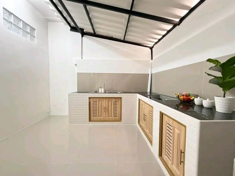 ขายทาวน์โฮมรีโนเวทใหม่ ม.บูรพาแลนด์ หนองยายบู่ ศรีราชา, Chon Buri (Pattaya), Surasak, Si Racha, Chon Buri (Pattaya), 2 Bedrooms, 75 sqm, Townhouse For Sale, by Dusit Saengfa, 500671692 - DDproperty.com