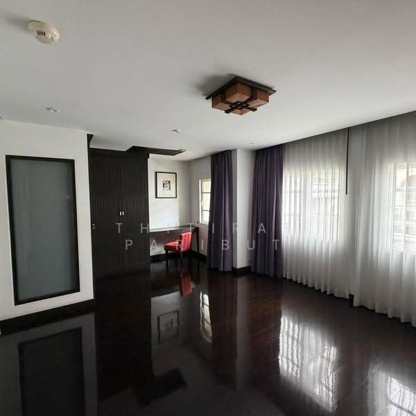 4 BR townhouse, Bangkok, Thung Maha Mek, Sathon, Bangkok, 4 Bedrooms, 300 sqm, Townhouse For Sale, by Thitirat Paribut, 500672165 - DDproperty.com