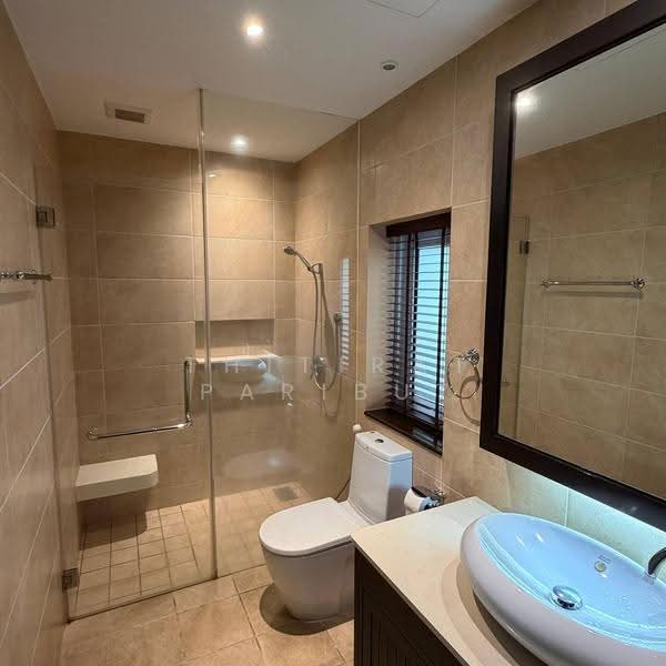 4 BR townhouse, Bangkok, Thung Maha Mek, Sathon, Bangkok, 4 Bedrooms, 300 sqm, Townhouse For Sale, by Thitirat Paribut, 500672165 - DDproperty.com