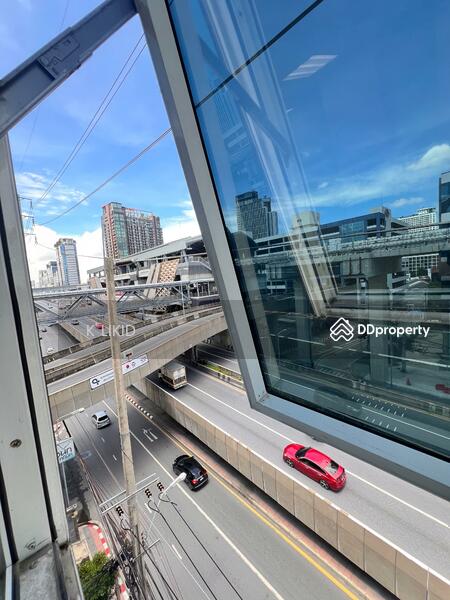 สำนักงานเปิด หน้าต่างและมีระเบียง