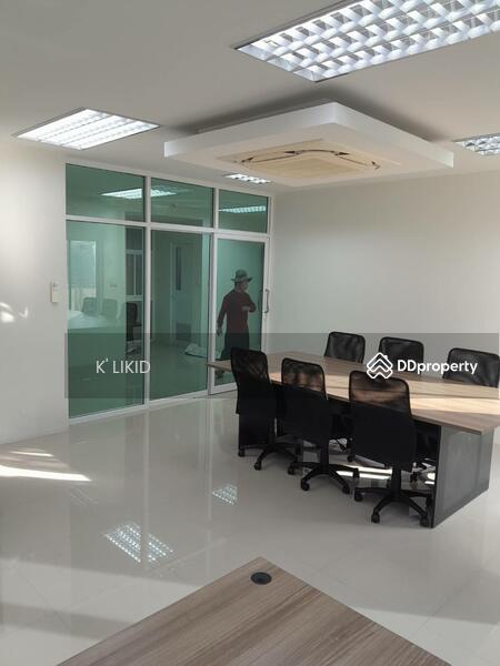 พื้น ที่ 35 ตรม วางโต๊ะทำงานและห้องประชุม