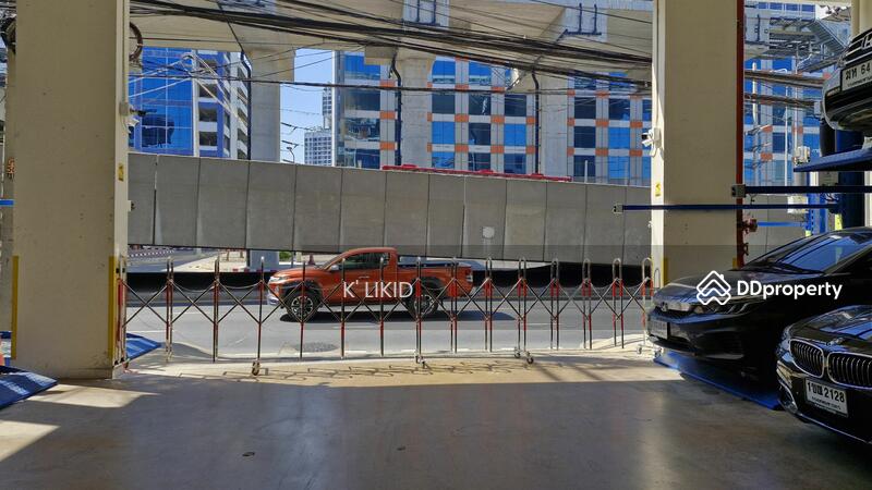 ติดถนนรัชดา ด้านหน้า