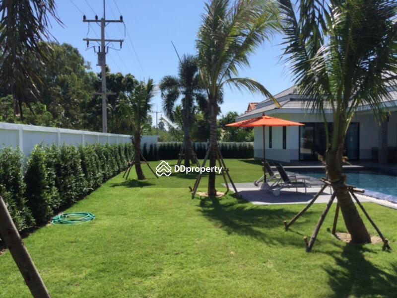 Large landscaped garden (950m² plot)