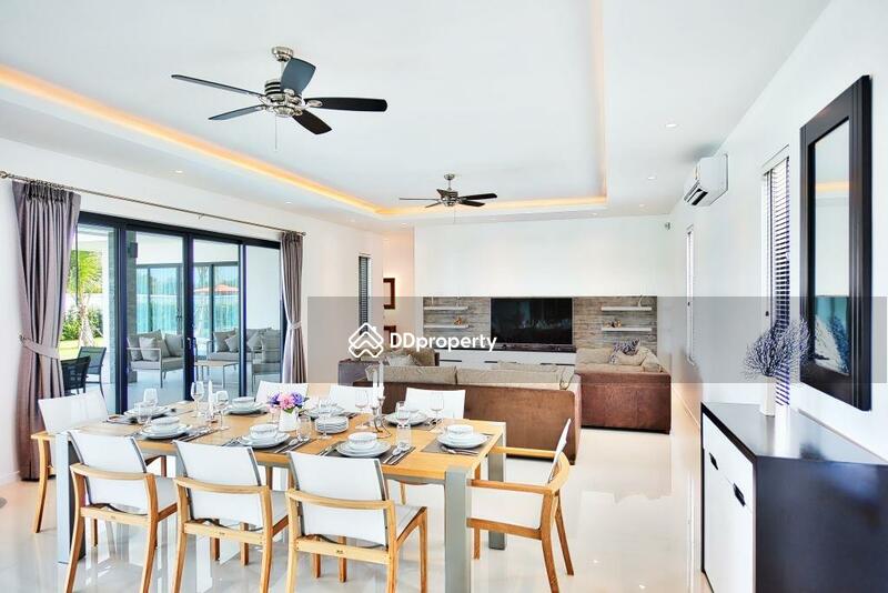 Spacious living / dining lounge