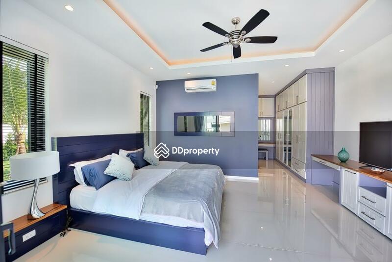 Plenty of space for built-in wardrobes and TV / wo