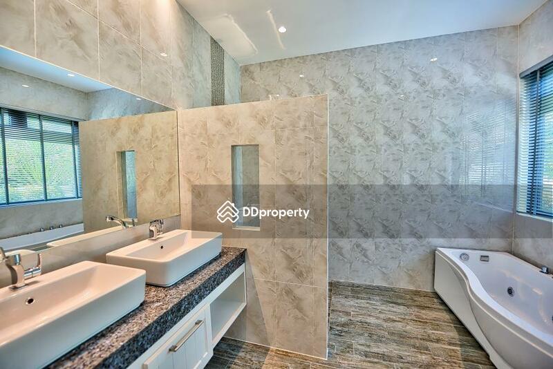 En-suite master bathroom