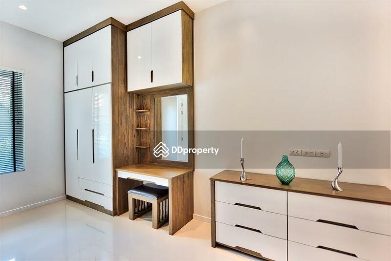 Bedroom #3 wardrobes / cosmetic desk