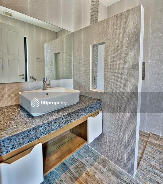 En-suite bathroom #3