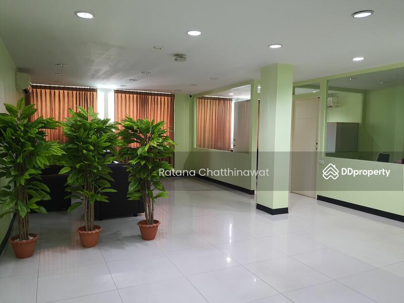 Office Building Ratchadapisek road, Bangkok, รัชดาภิเษก, Samsen Nok, Huai Khwang, Bangkok, , 1,620 sqm, Shophouse For Rent, by Ratana Chatthinawat, 5352572 - DDproperty.com