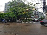 ขาย - ขายอาคาร 4 ชั้น มีชั้นดาดฟ้า ติดซอยสุขุมวิท 19 ใก้ลสถานีรถไฟฟ้าอโศก เหมาะทำสำนักงาน โชว์รูม ร้านค้า ร้านอาหาร ที่พักอาศัย พื้นที่ใช้สอย 800 ตารางเมตร ปัจจุบันมีผู้เช่า ทำเลดีห่างจากสถานีรถไฟฟ้าอโศก 450 เมตร ห่างจากถนนอโศก 200 เมตร