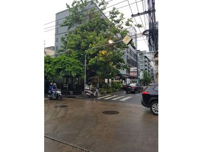 ขาย - ขายอาคาร 4 ชั้น มีชั้นดาดฟ้า ติดซอยสุขุมวิท 19 ใก้ลสถานีรถไฟฟ้าอโศก เหมาะทำสำนักงาน โชว์รูม ร้านค้า ร้านอาหาร ที่พักอาศัย พื้นที่ใช้สอย 800 ตารางเมตร ปัจจุบันมีผู้เช่า ทำเลดีห่างจากสถานีรถไฟฟ้าอโศก 450 เมตร ห่างจากถนนอโศก 200 เมตร