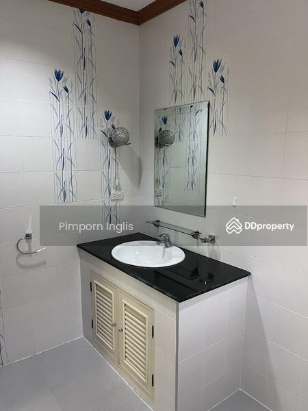 Bed 1 - On-Suite toilet and shower