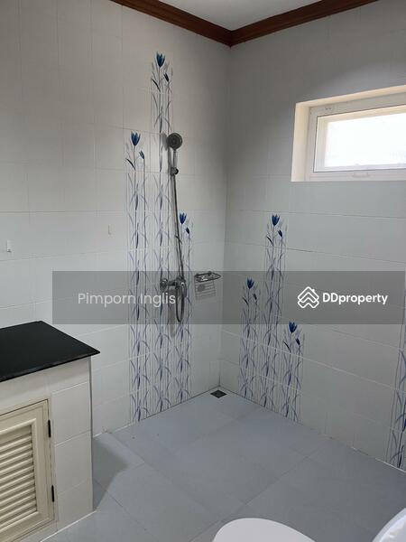 Bed 1 - On-Suite toilet and shower