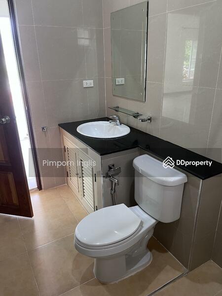 2nd Toliet and Shower