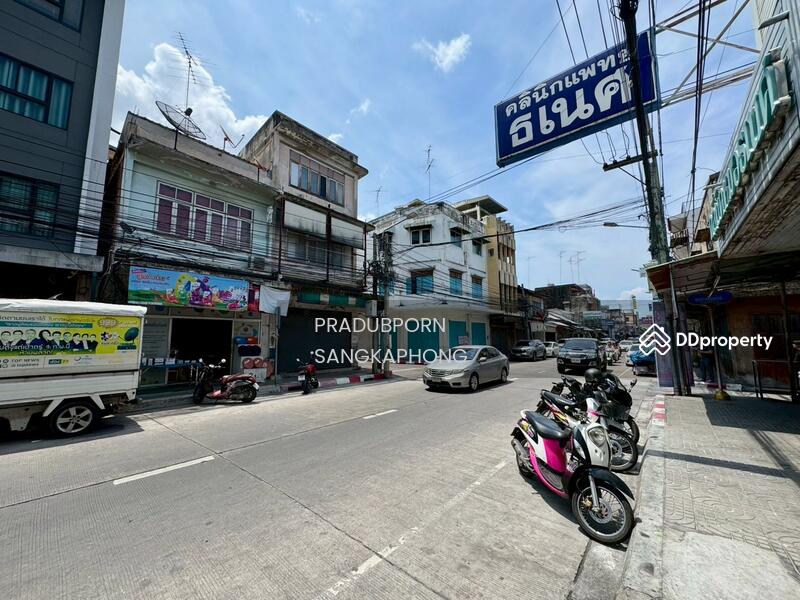ด้านหน้า ติดถนนวชิรปรากร