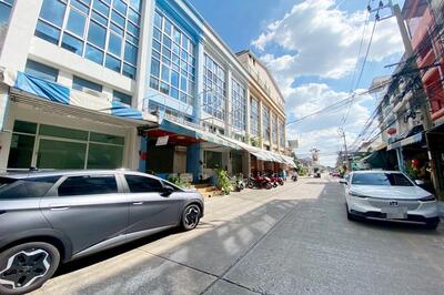 ขาย - อาคารพาณิชย์ 3 ชั้น 16 ตร.ว. ถนนนวมินทร์ ซอยนวมินทร์ 93, กรุงเทพ