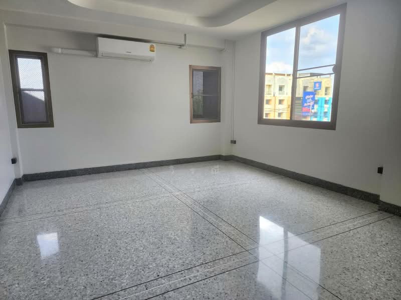 เช่อาคารพาณิชย์ 2 ห้อง 4 ชั้น ตึกมุม ห้องสวย, Nakhon Ratchasima, Nai Muang, Muang Nakhon Ratchasima, Nakhon Ratchasima, , 288 sqm, Shophouse For Rent, by วิรณี, 60012977 - DDproperty.com