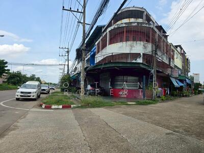 ขาย - ขาย / เช่า อาคารพาณิชย์ 2 คูหา 4 ชั้น (รวมดาดฟ้า) ห้องมุมติดสถานี บขส.อุตรดิตถ์ (ขาเข้า), อุตรดิตถ์