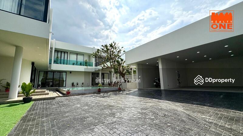 ที่จอดรถในร่ม 3 คัน และจอดในบ้านได้อีก 4 คัน