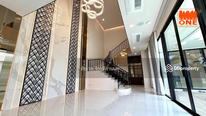 living area ที่ 3 มาพร้อมโถงสูง โปร่ง และโคมไฟ