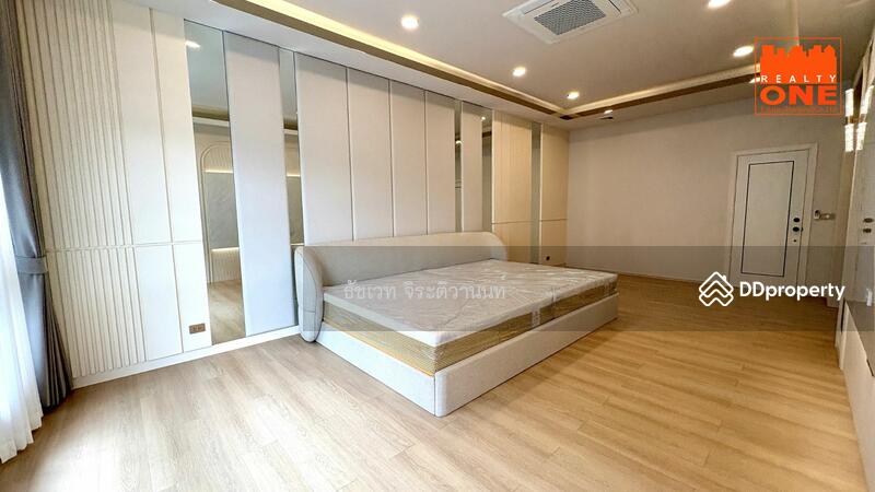 ห้องนอนชั้นบน ห้องนี้ใหญ่ที่สุด พร้อมเตียง 10 ฟุต
